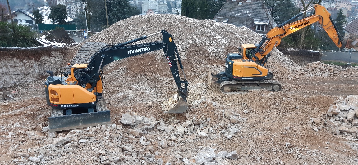 De HX235 LCR (compacte radius) steekt aan de achterzijde gering uit met een gebogen contragewicht dat langs de rupsbanden beweegt met een minimale overhang. Dat verkleint de uitzwenking van de achterzijde van de machine, waardoor operatoren met een gerust hart in krappe ruimtes kunnen werken. De duurzaamheid is ook verbeterd, omdat hierdoor de kans veel kleiner is dat de machine tegen muren of obstakels zal botsen